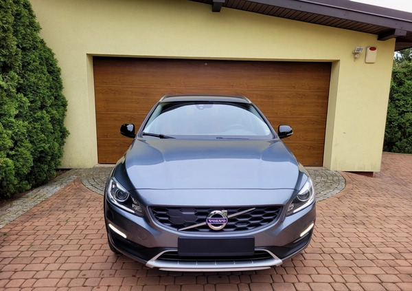 Volvo V60 Cross Country cena 68800 przebieg: 199000, rok produkcji 2017 z Opoczno małe 436